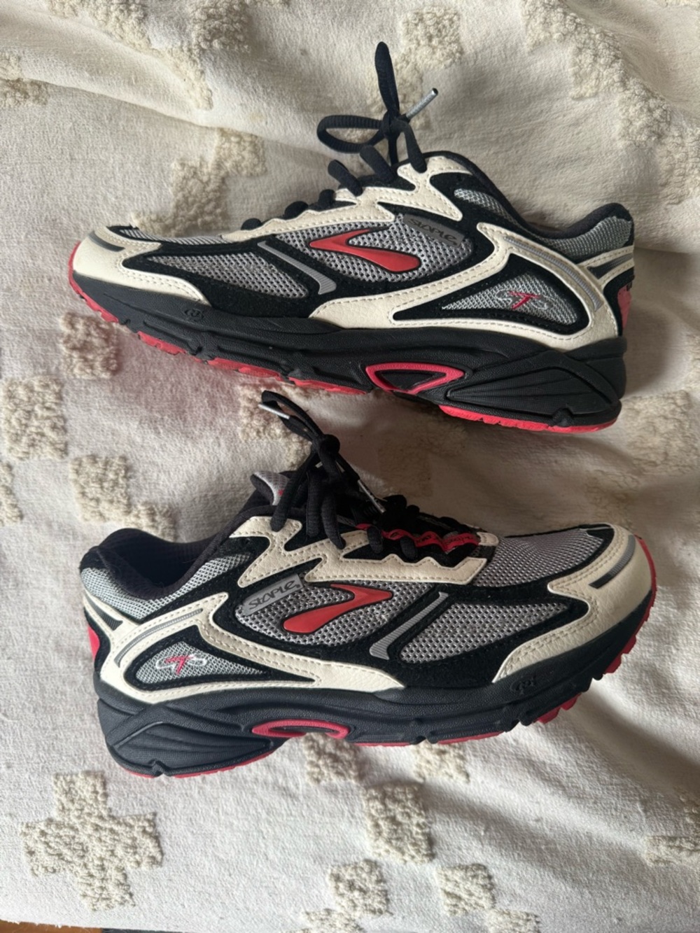Jeff Staple x Brooks Adrenaline GTS 4 - Picture 4 of 7